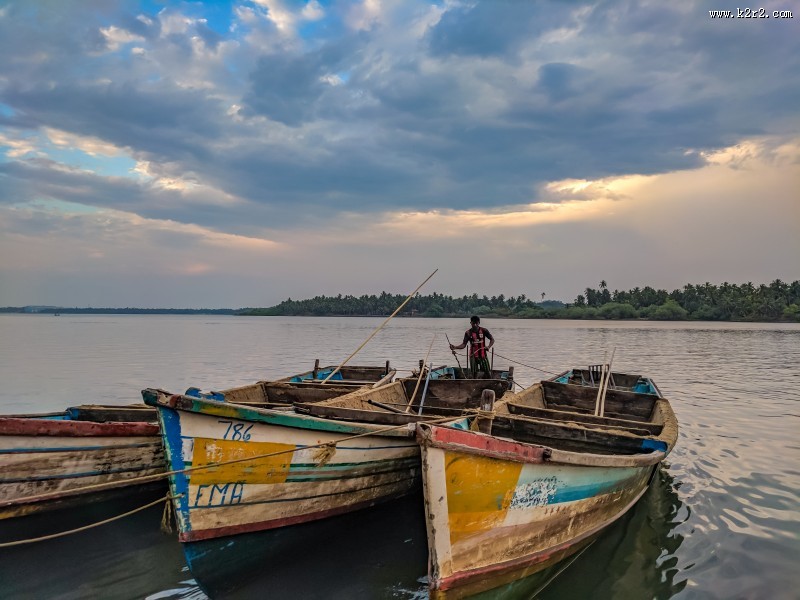 水面上的小舟图片