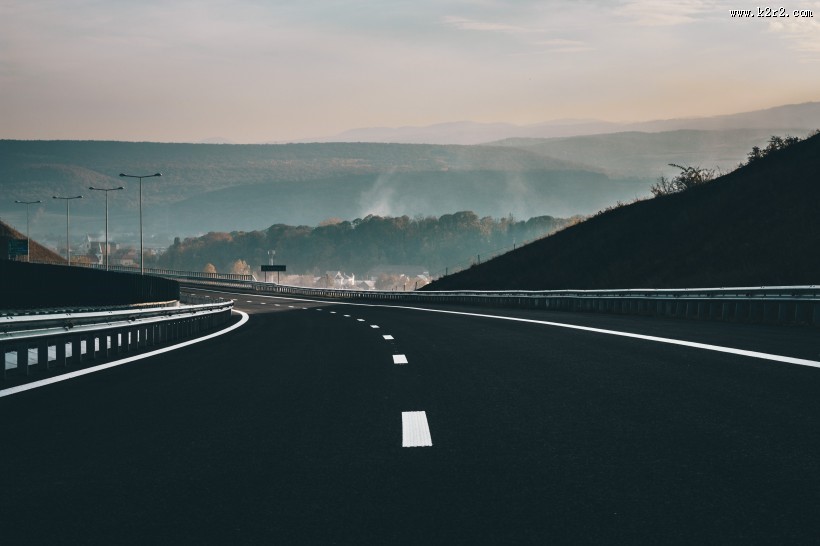 蜿蜒的公路图片