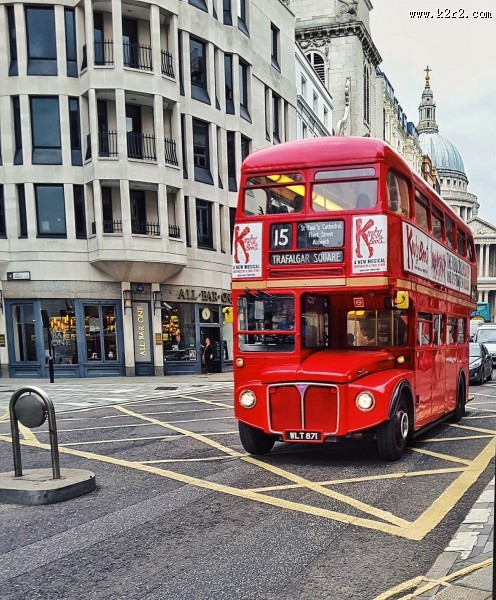 公路上的红色巴士图片