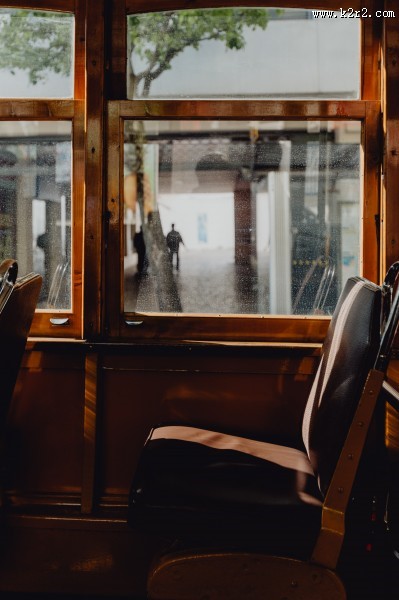 黄色古董电车的图片