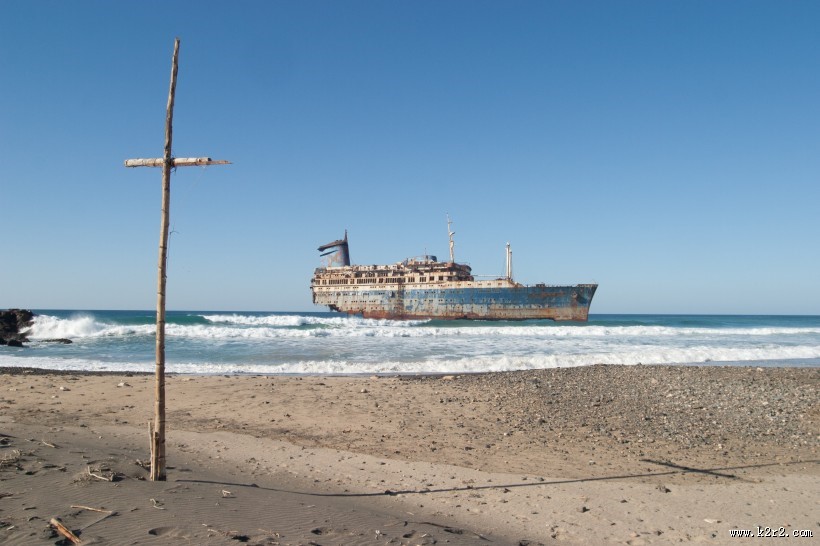 破旧的轮船图片