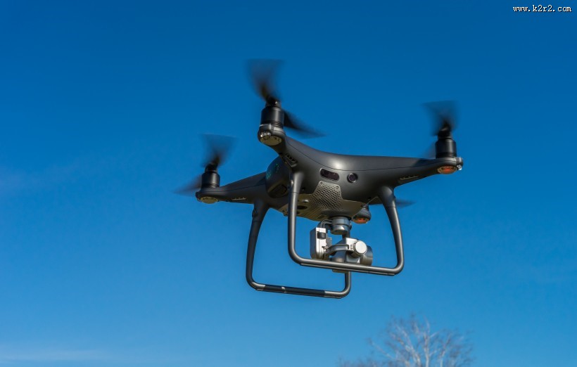 低空飞行的四轴遥控无人机图片