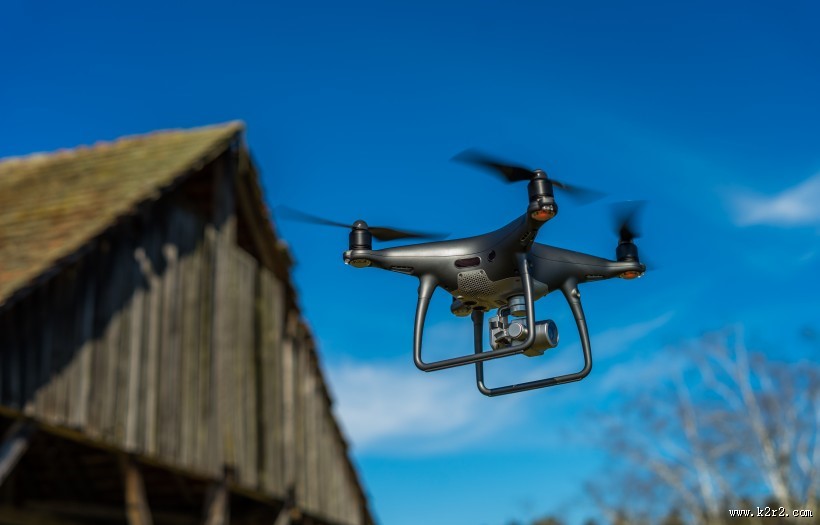 低空飞行的四轴遥控无人机图片