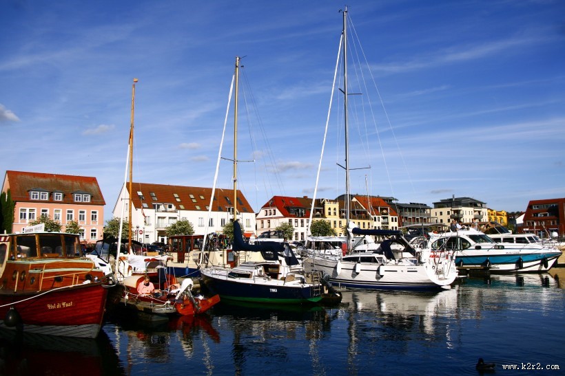 停泊在码头的船舶图片