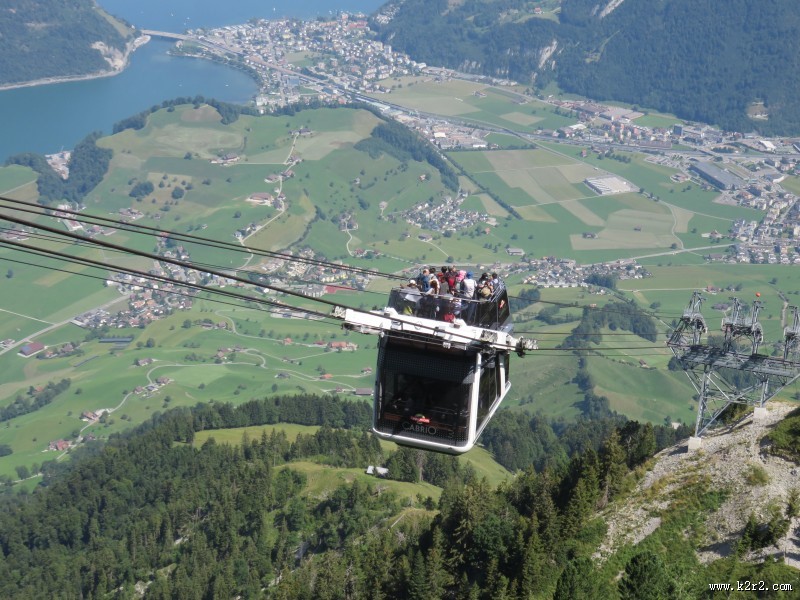 高空中的缆车图片