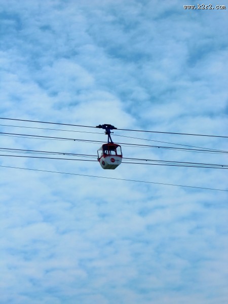 高空中的缆车图片
