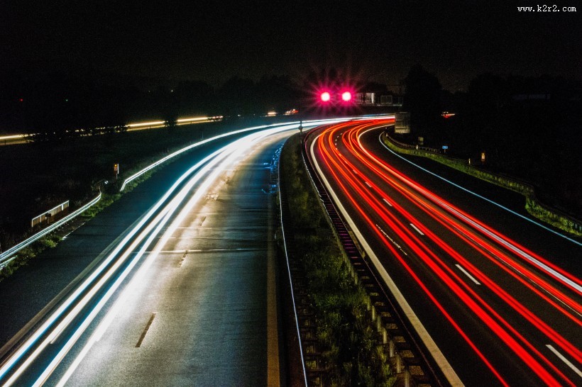 夜晚的公路图片大全