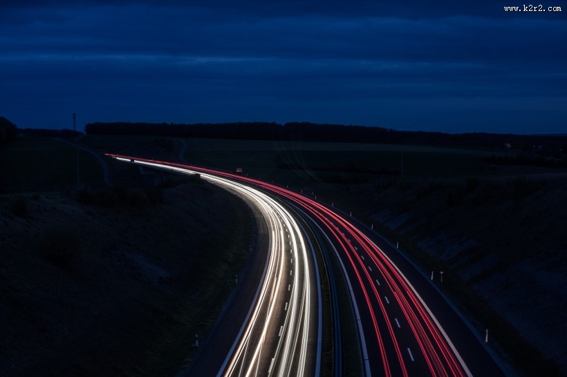 夜晚的公路图片大全