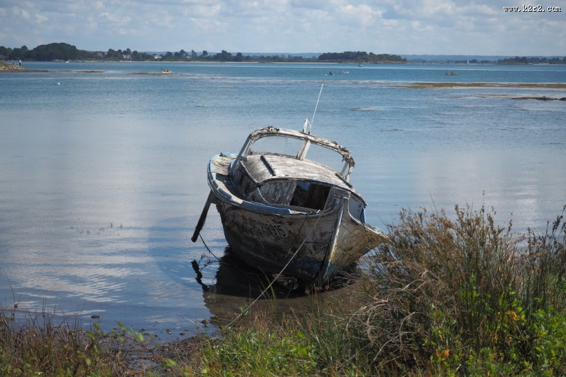停泊在岸边的小船图片