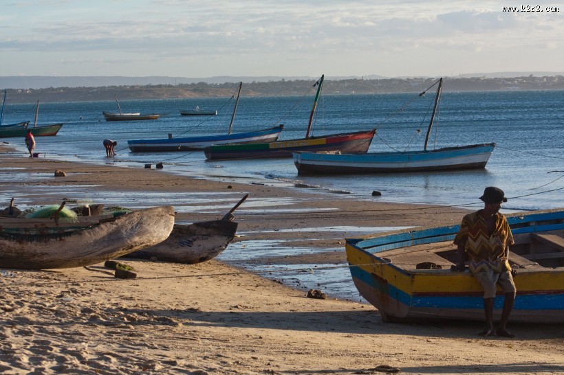 停泊在岸边的小船图片
