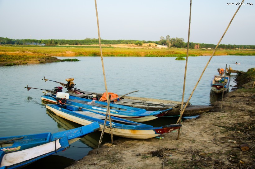 停泊在岸边的小船图片