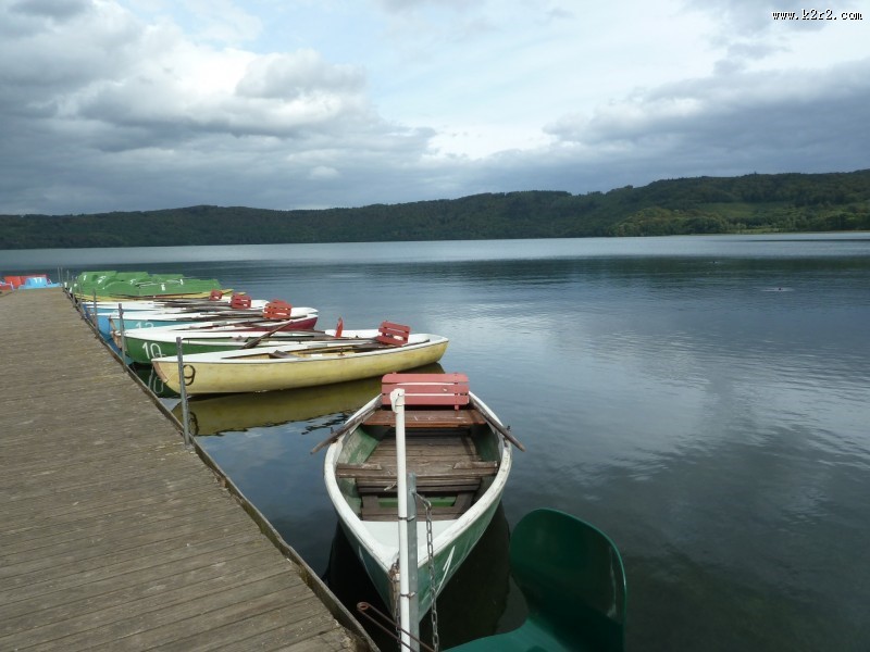 停泊在岸边的小船图片