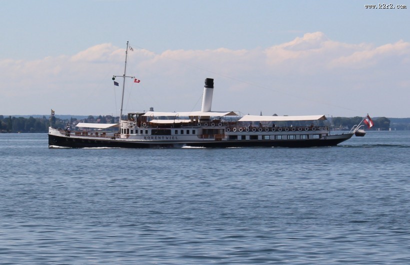 正在航行的轮船图片