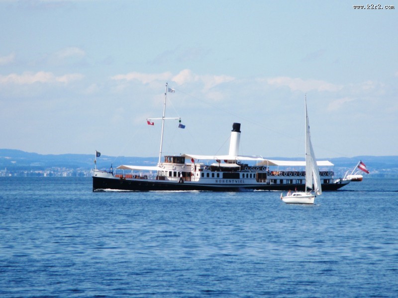 正在航行的轮船图片