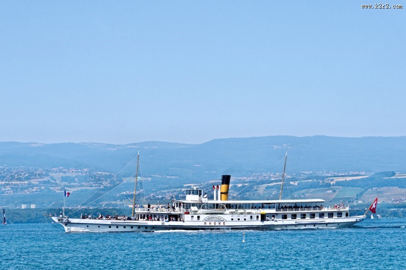 正在航行的轮船图片