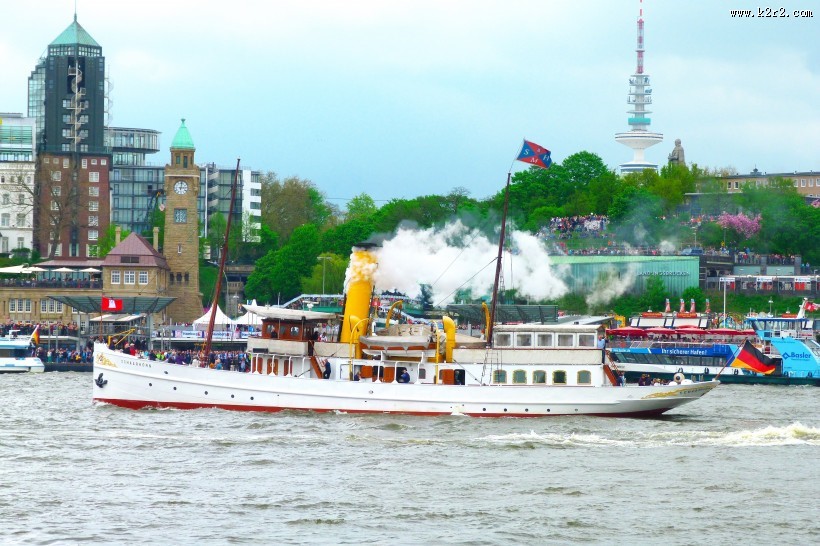 正在航行的轮船图片