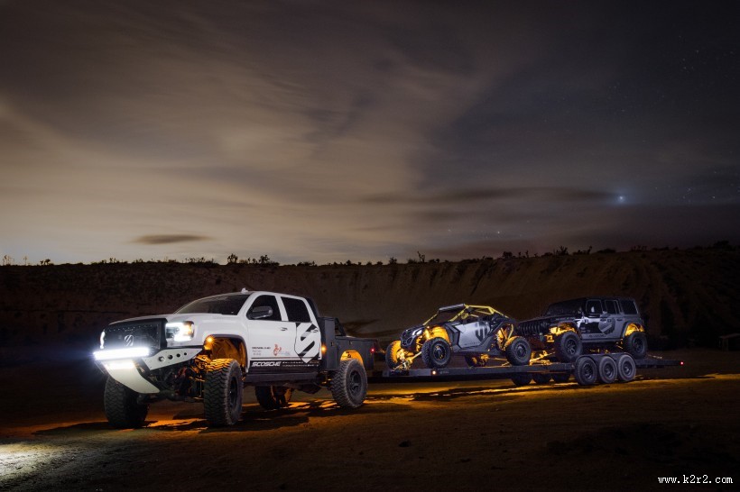 白色道奇皮卡车图片