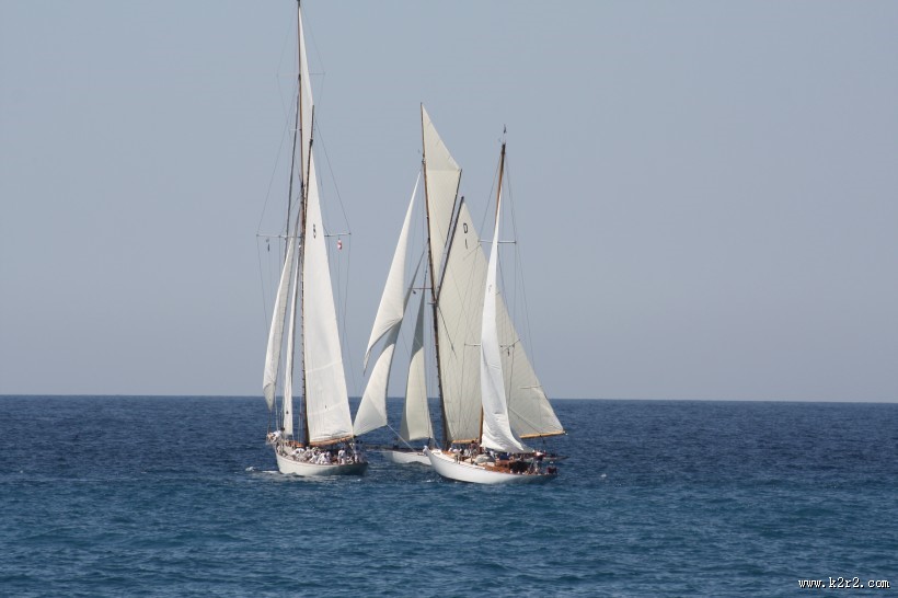 海上航行的白帆船图片