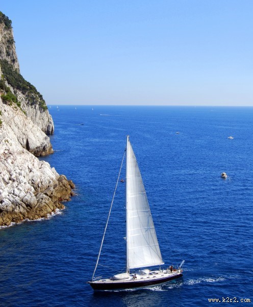 海上航行的白帆船图片