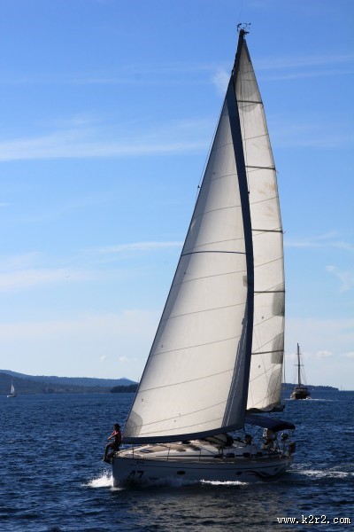 海上航行的白帆船图片