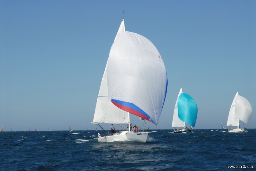 海面航行的帆船图片