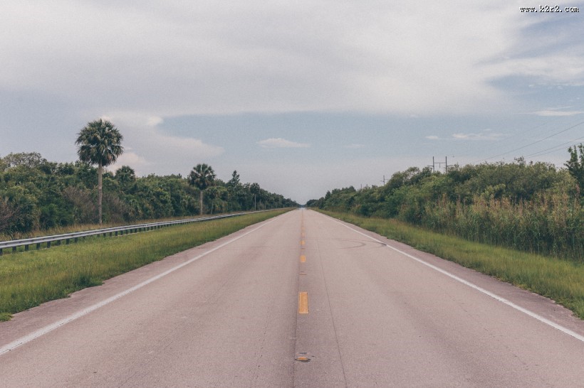 笔直平坦的公路图片大全