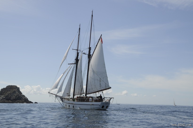 海面的帆船图片