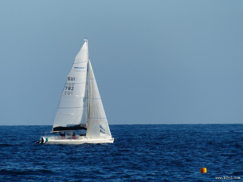 航行的帆船图片