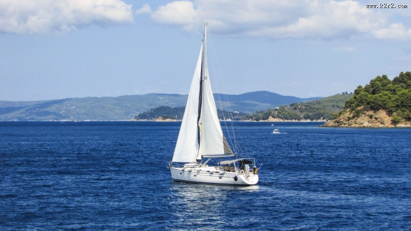 航行的帆船图片