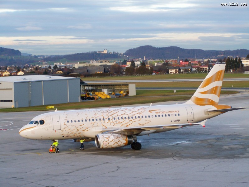 停在地面的民航客机图片