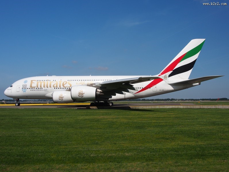 停在地面的民航客机图片