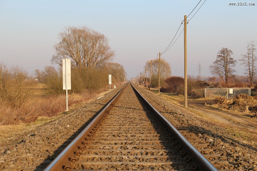 坚固的铁轨图片