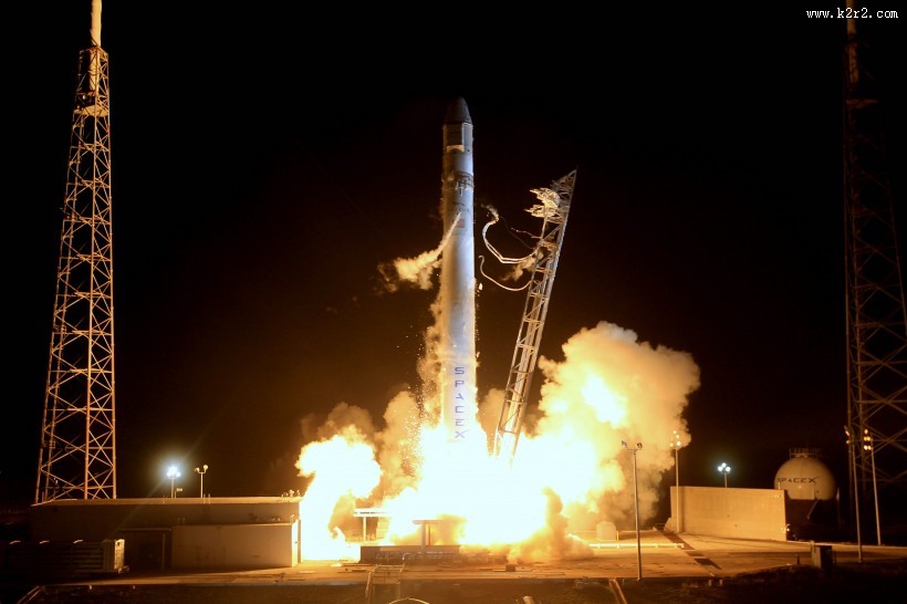 发射升空的火箭图片