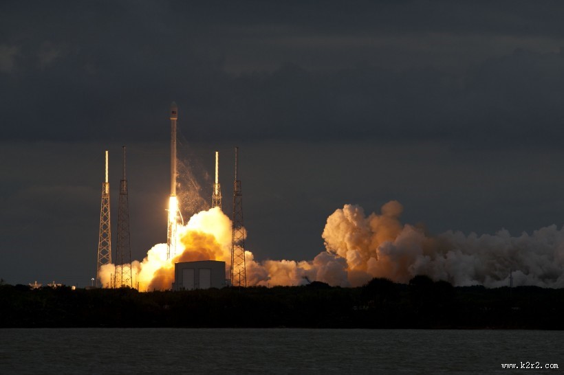 发射升空的火箭图片