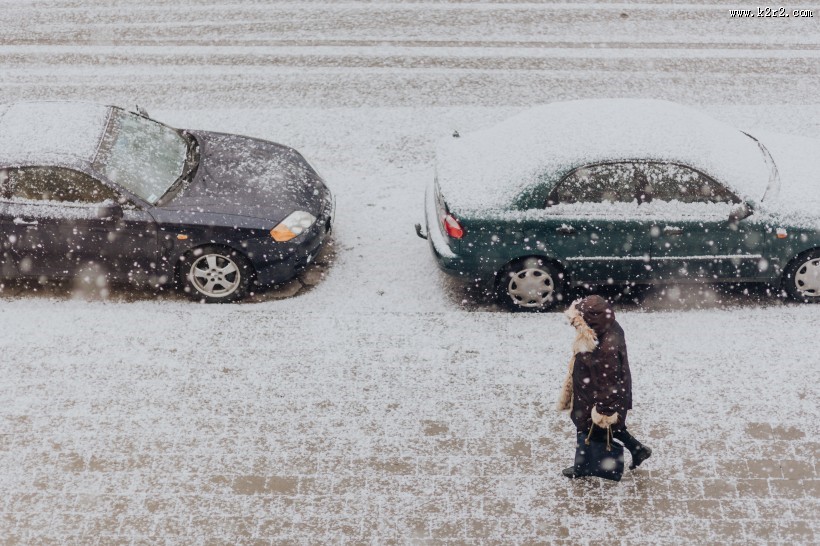 积雪道路上的汽车图片