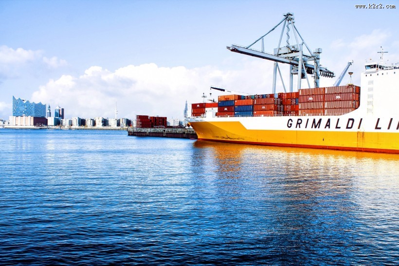 水面上的船图片