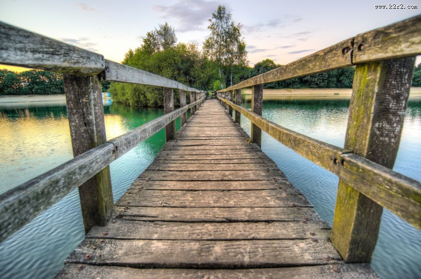 通向远处的木桥图片