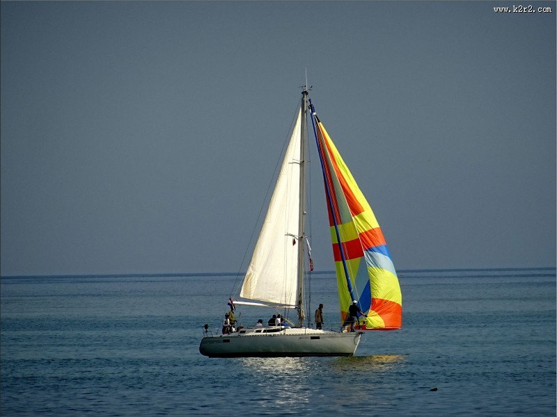 海面上的帆船图片