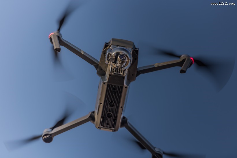 飞行的无人机图片