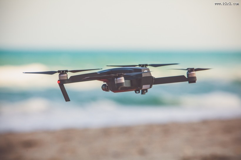 飞行的无人机图片