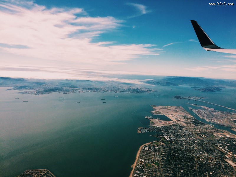 高空中的飞机机翼图片大全