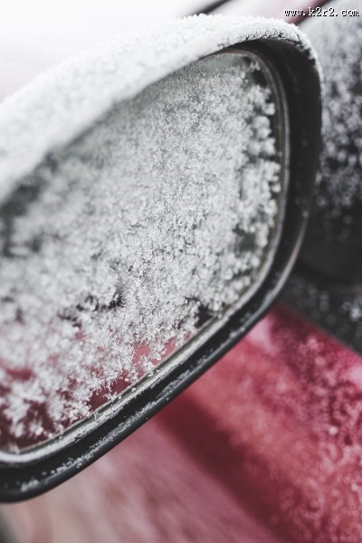 冬天红色的车结霜图片