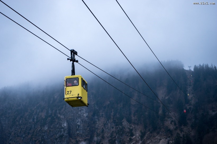悬在空中的缆车图片
