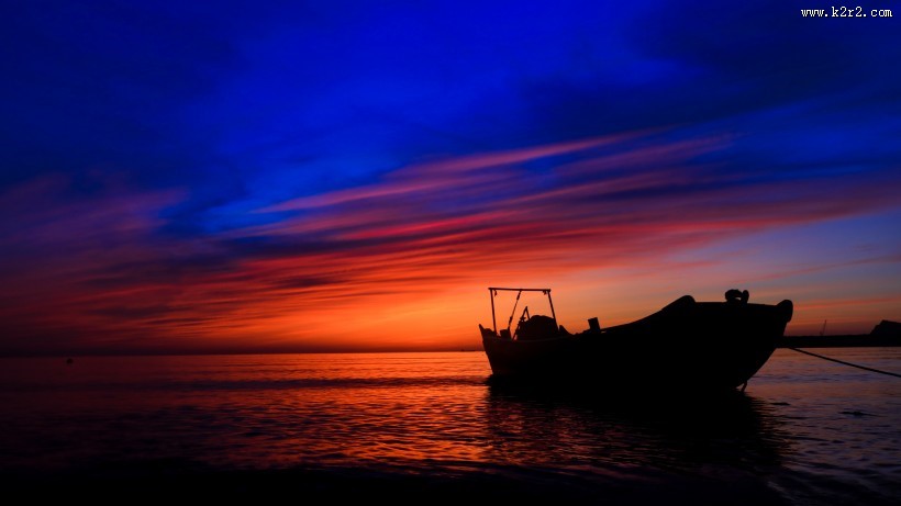 水面上的船的图片