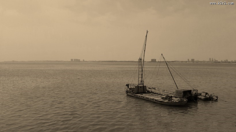 水面上的船的图片