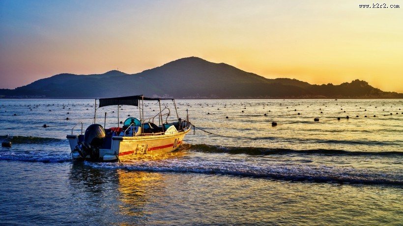 水面上的船的图片