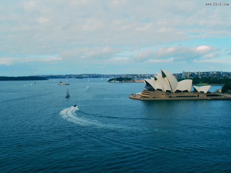 水面上的船的图片