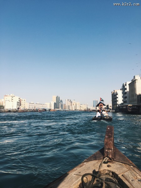 水面上的船的图片