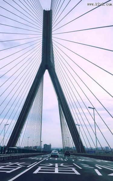 宽敞的公路的图片