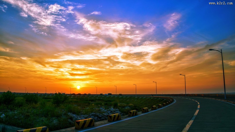 宽敞的公路的图片